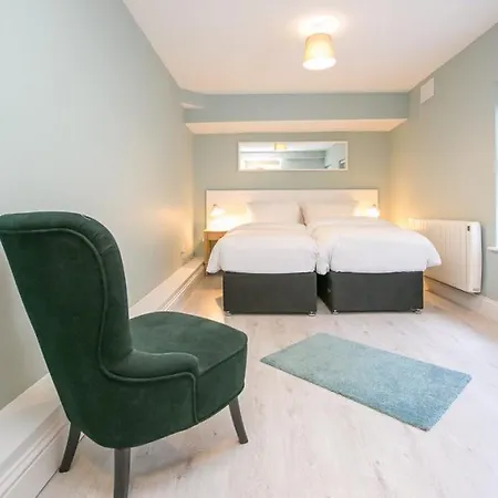 Georgian Square Apartment *