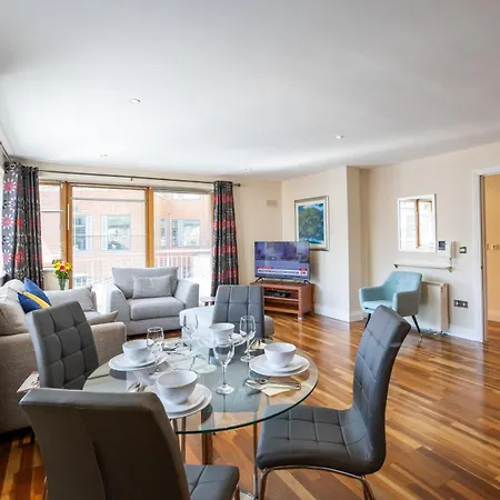 Georgian Square Apartment *