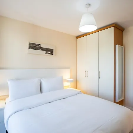 Georgian Square Apartment *
