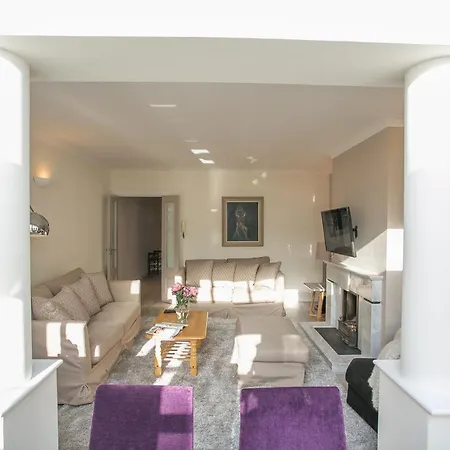 Georgian Square Apartment *
