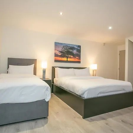 Georgian Square Apartment *